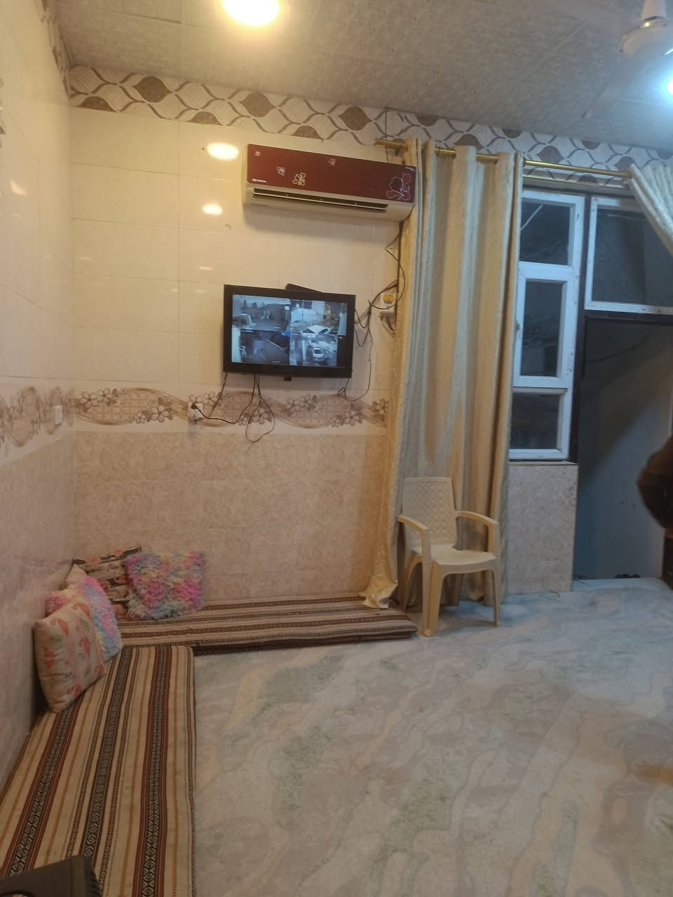 السلام عليكم
بيت للبيع طابو زراعي سند 25
المساحه 200م
الموقع/حولي الجامعه يبعد عن الشارع العام 100متر
البيت طابق واحد
يحتوي على غرفه وصاله واستقبال ومطبخ  والطابق الثاني فقط صاله ومجمع صحيات داخليه +
كراج وحديقه زغيره
البيت بناء حديث 
للأستفسار مراجعه مكتب علي الكرعاوي للعقار ع الحولي قرب مول فيرست
او الاتصال ع الارقام 
***********
***********
***********
