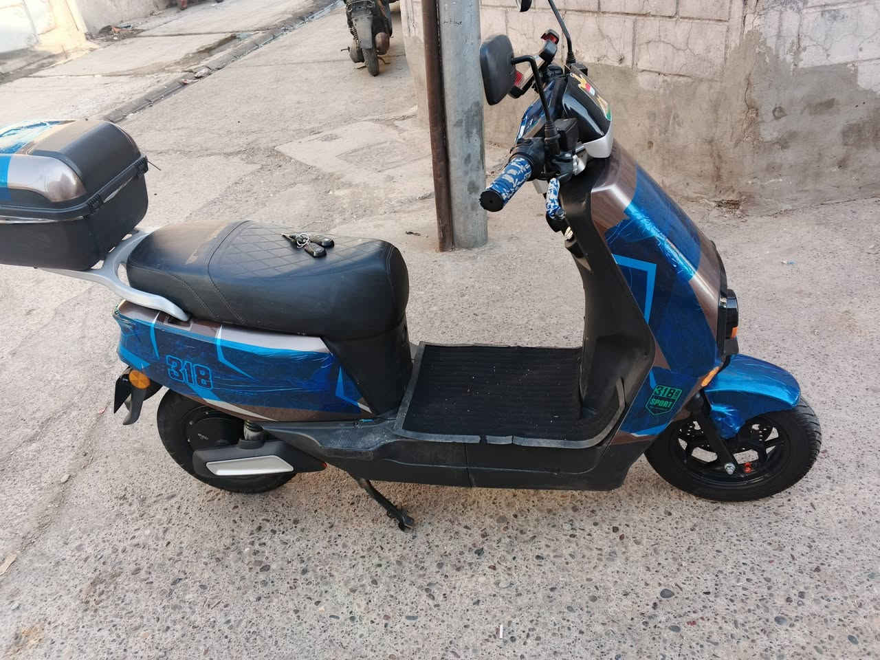 موطور شحن للبيع 318اباجي 6بطاريات فول مواصفات بي بك للخلف شرط كلو شغل جديد يعني جديد مستعمل شي قليل أربع نمرات سرعه 99 فول ملف 2000/السعر 600/بيها مجال موصل ايسر اتصل ودالل وقم موبايل كورك اسياء//كلو شرط على فحص شرط 
***********//بي وتساب 
***********// بي وتساب
