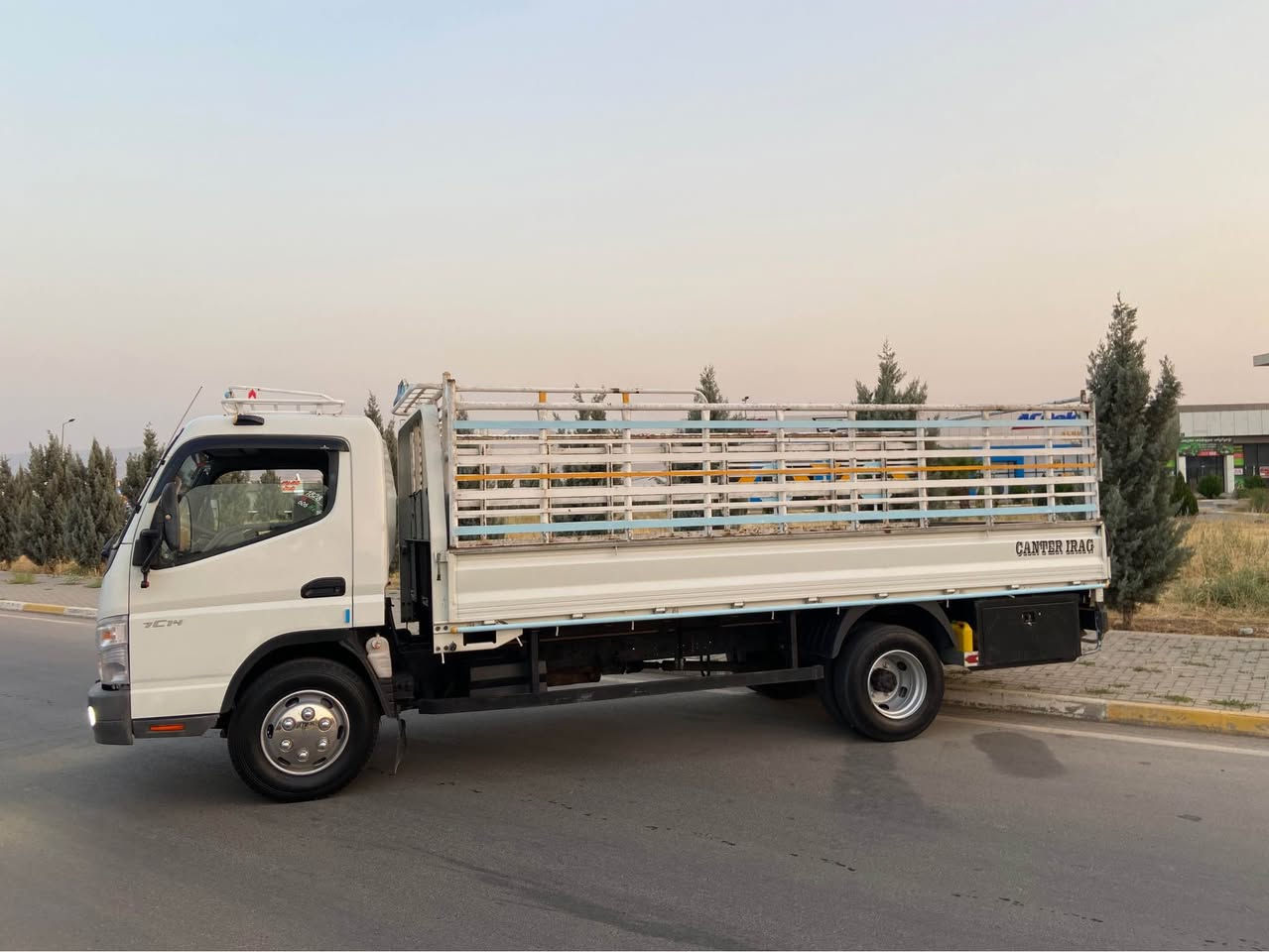 کەنتەر پینج مەتر مودیل ٢٠٠٦ بی لیدران
مەکینە سوپەر حەوت گیر
گیرومەکینەوئەکسل وشانسی بەشەرت
تەبرید گەرم و سارد 
سەیارەکە نمونەی دەحامی بو دەحامی   بەشەرت 
شوین سلیمانی زم ***********
***********
سحر ١٧٠ مجال السليمانية, العراق
