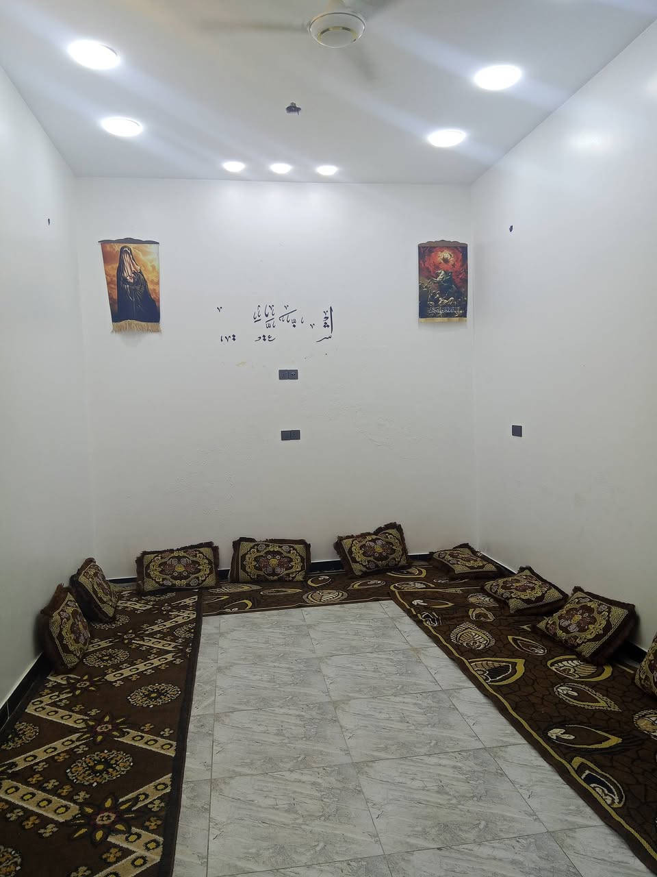 بيت لبيع في حي زهور قرب ثلاث مدارس زينبيه ونازك الملائك
وعداديه اصاله 
مساحه البيت 112متٌر آلواجه 8 ونزال 14
يتكون من طابقين طاب الاول استقبال ومطبخ وصاله وغرفه نـوم حمامات داخليه وخارجيه طابق ثاني هيكل تـاريخ الناء 2024/رقم ***********
