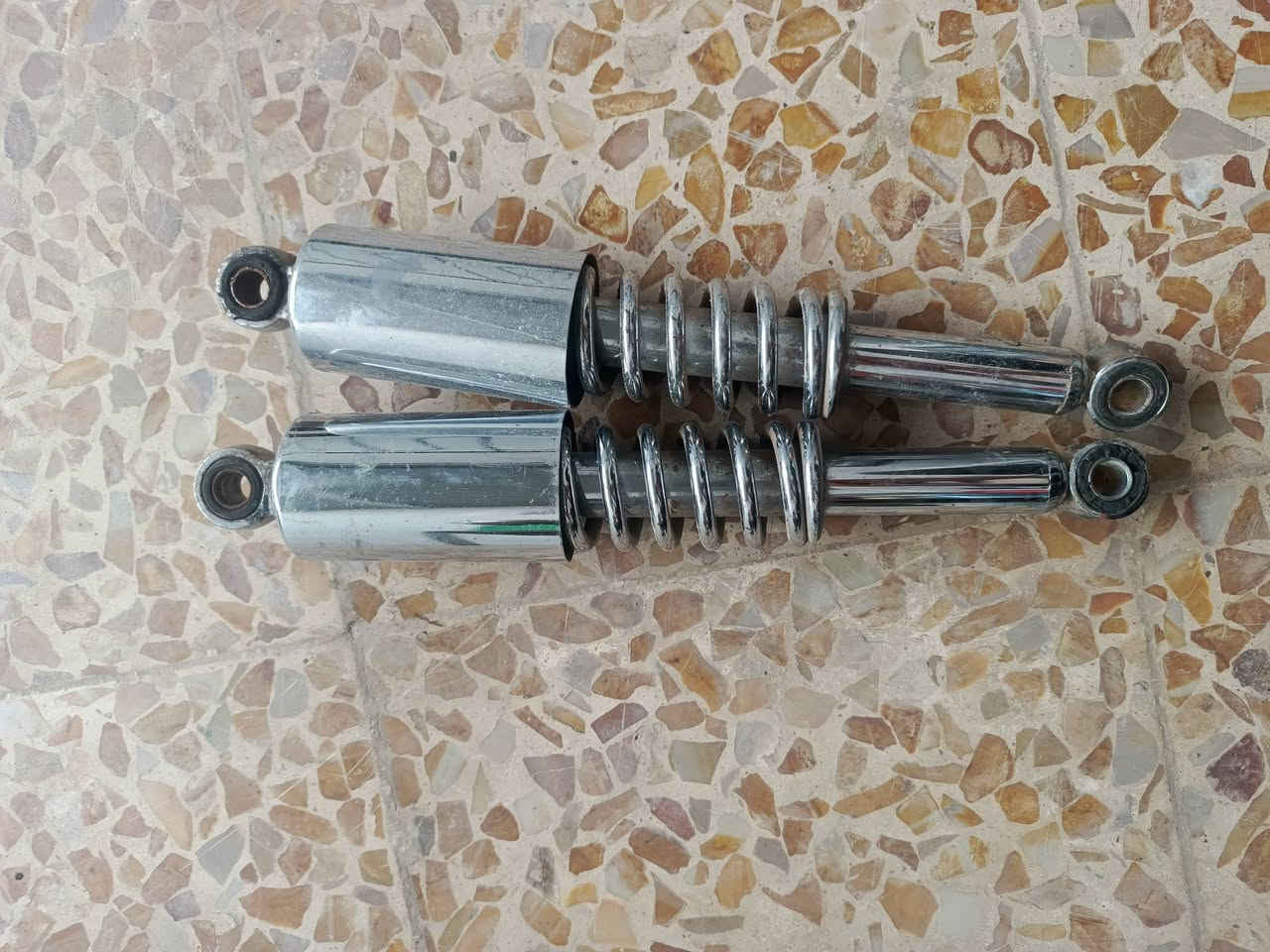 السلام عليكم شباب.. عندي هاي الأغراض مال دراجة للبيع، حالة الأغراض ممتازة وشغالة:
محرك (مكينة) كاملة: نظيفة جداً، صوت ناعم وشغالة 100%. 💰 السعر: 125,000 دينار.
​ماشية (جرّة) أمامية: نظيفة، تحتاج فقط لحيم بسيط بالحديد الجانبي. 💰 السعر: 20,000 دينار.
​زوج دبلات خلفية: بلاد ونظاف جداً (ما بيهم أي نضح دهن). 💰 السعر: 15,000 دينار للزوج.
​سبايدر (قاعدة حديد): نظيفة وما بيها أي كسر أو عوج. 💰 السعر: 10,000 دينار.
​كشن دراجة (NAMI 125): تنجيد بلاد ونظيف جداً. 💰 السعر: 10,000 دينار.
​كاربريتر (عدد 2): شغالين وجاهزين وما بيهم أي مشاكل. 💰 السعر: 7,000 دينار للقطعة.
📥 للتواصل: مراسلة الخاص فقط.


**إذا كنت صاحب هذا الإعلان وتريد حذفه لأي سبب، رجاءا أرسل رسالة إلى الدعم الفني**