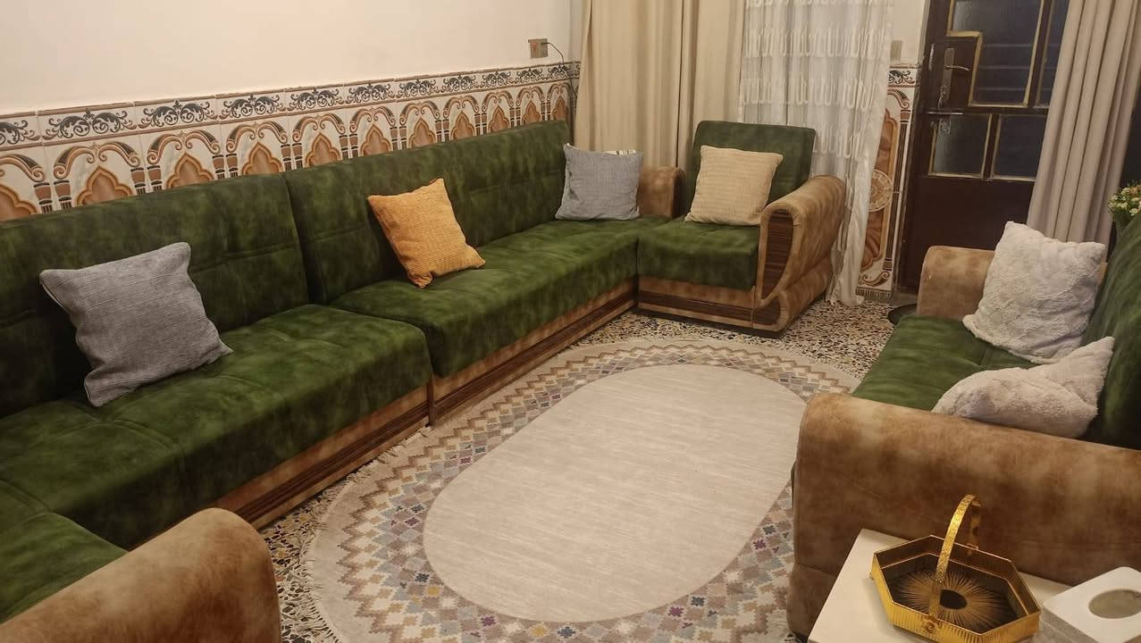 تخم عشر مقاعد نظيف جدا تركي المنشأ من النوع الي ينفتح ويصبح سرير والقماش واتر بروف مضاد للماء المكان الحريه الأولى للإستفسار الاتصال على الرقم *********** ويوجد واتساب السعر ٣٠٠ الف وبي مجال
