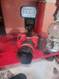 نيكون7200للبيع مع فلاش خارجي وكامل ملحقات سعرها ٧٠٠ وبيها مجال  رقمي 0...