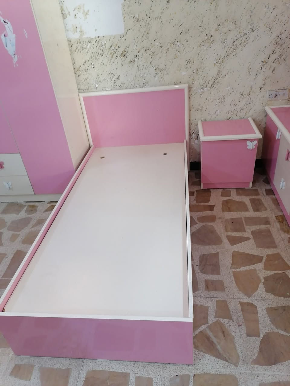 غرفه بناتي سرير عدد 2 كنتور عدد 2 كومدي عدد 2 مع ميز توليت عنوان زانكو99 تلفون اتصال واتساب فايبر ***********
