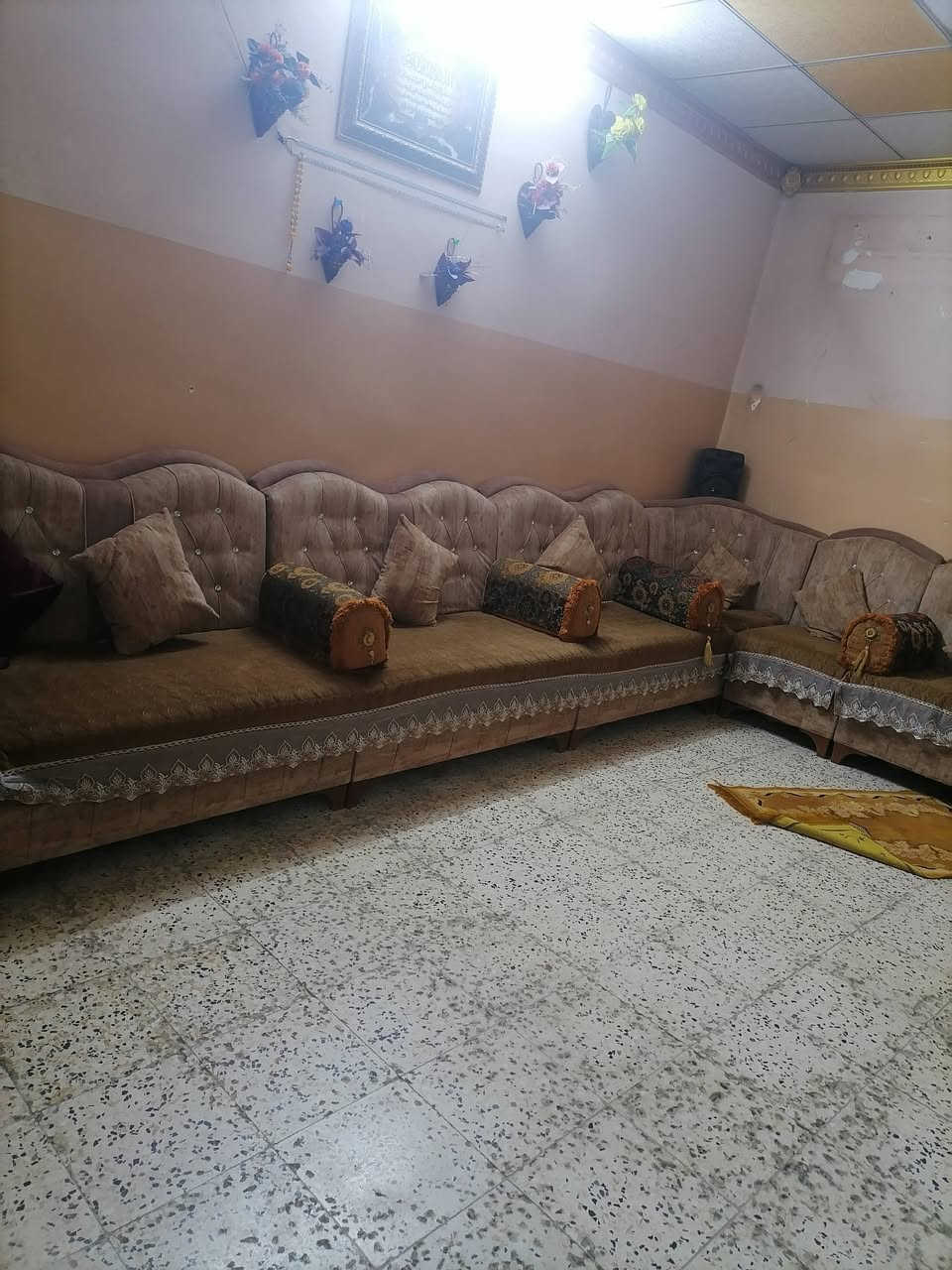 السلام عليكم بيت للأيجار 
مساحة البيت 200م طابقين 
غرفتين وهول واستقبال ارضي و3غرف وهول طابق ثاني 
حي العامل الاولى قرب شارع بغداد

لتفاصيل اكثر مراسلة الصفحة او الاتصال بالرقم ***********
