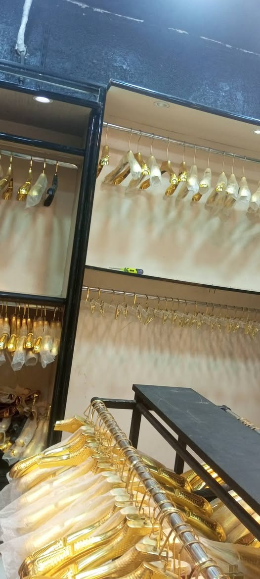 كلشي للبيع ديكور وستاندات حديد وملابس وجام وكامرات وسبلت يعني المحل كله معروض للبيع رقمي واتساب ***********
