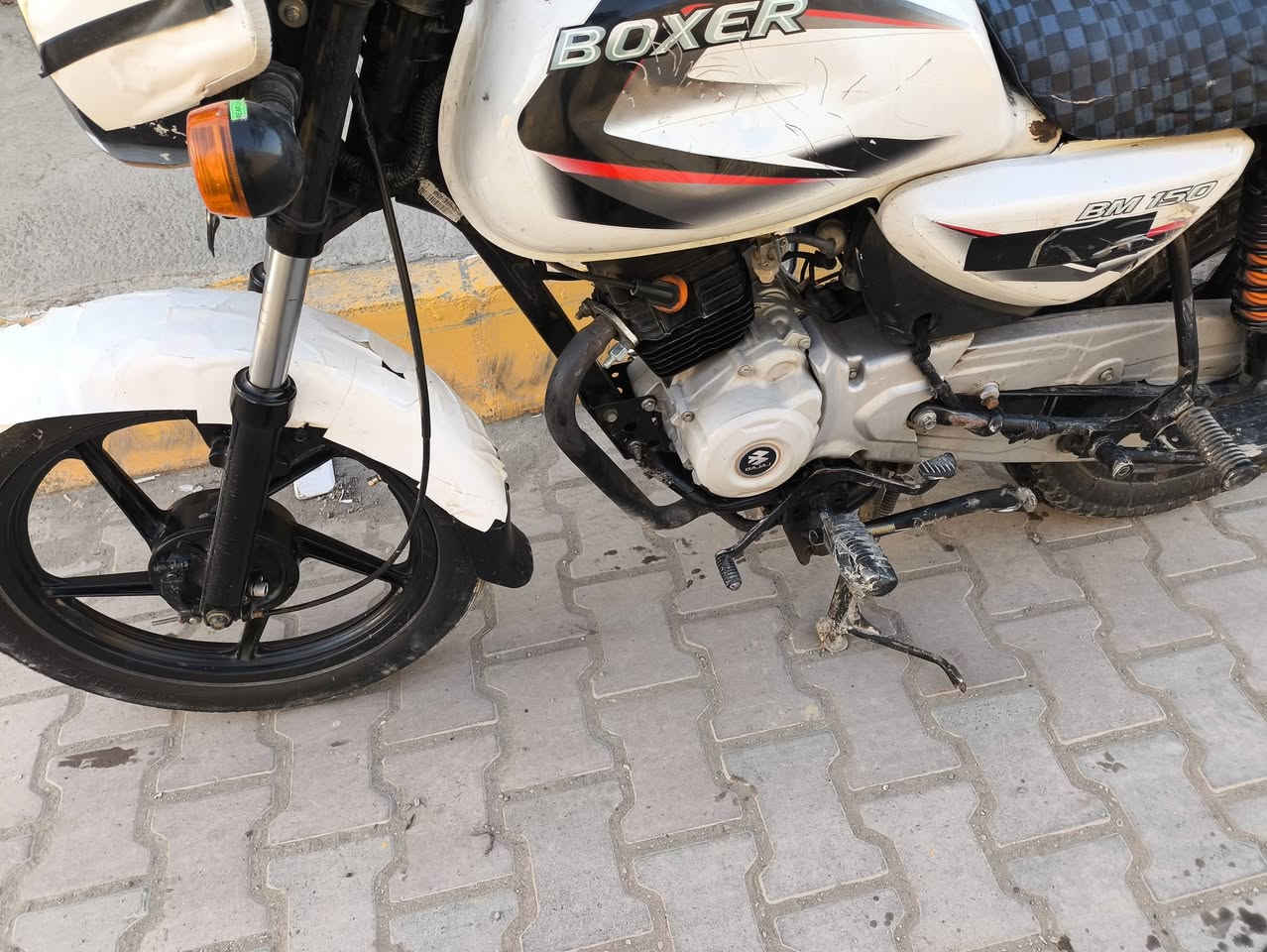 سلام عليكم 
دراجه بوكسر موديل ٢٢ اوراق كامله 
 سلف هندر اشاير لايت بگ لايت شغالات 
الدراجه مجفته
الون ابيض بيها طعجات بالتانكي غير هذا الشي كلشي مكفول 
مكاني بغداد الوشاش قريب ع الإسكان 
رقمي ***********
سعره مليون وبيها مجال
