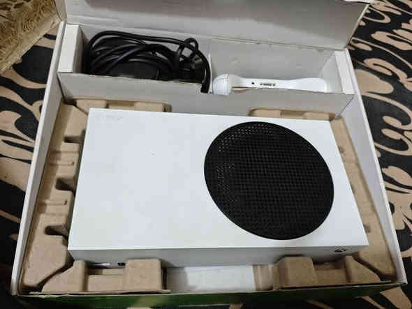 السلام عليكم 
جهاز اكسبوكس سريس اس
مستخدم قليل اخو الجديد 
الذاكره : 512 
ابيض الون 
مع قاعده بطاريات  وبطاريت جديده العدد اثنان 
السعر 335 وبي مجال 
العنوان بغداد 
رقم التواصل واتساب: ***********
