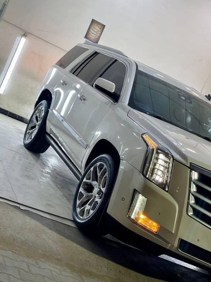 ..كدلاك اسكاليد .بلاتنيوم.موديل 2016 .اعلى فئه بلمواصفات ..ادوات .. ادوات ...دخول جديد.سياره جديد بمعنى الكلمه ..كير محرك بلكارتون ..سياره جاهزه من كلشي ..كفاله من الكص .. 
والضربه .. والسرقه . والعشائر .. متوم طبق الاصل  درجة اولى مكان بصره السعر 180 .بيها مجال للأستفسار ***********
