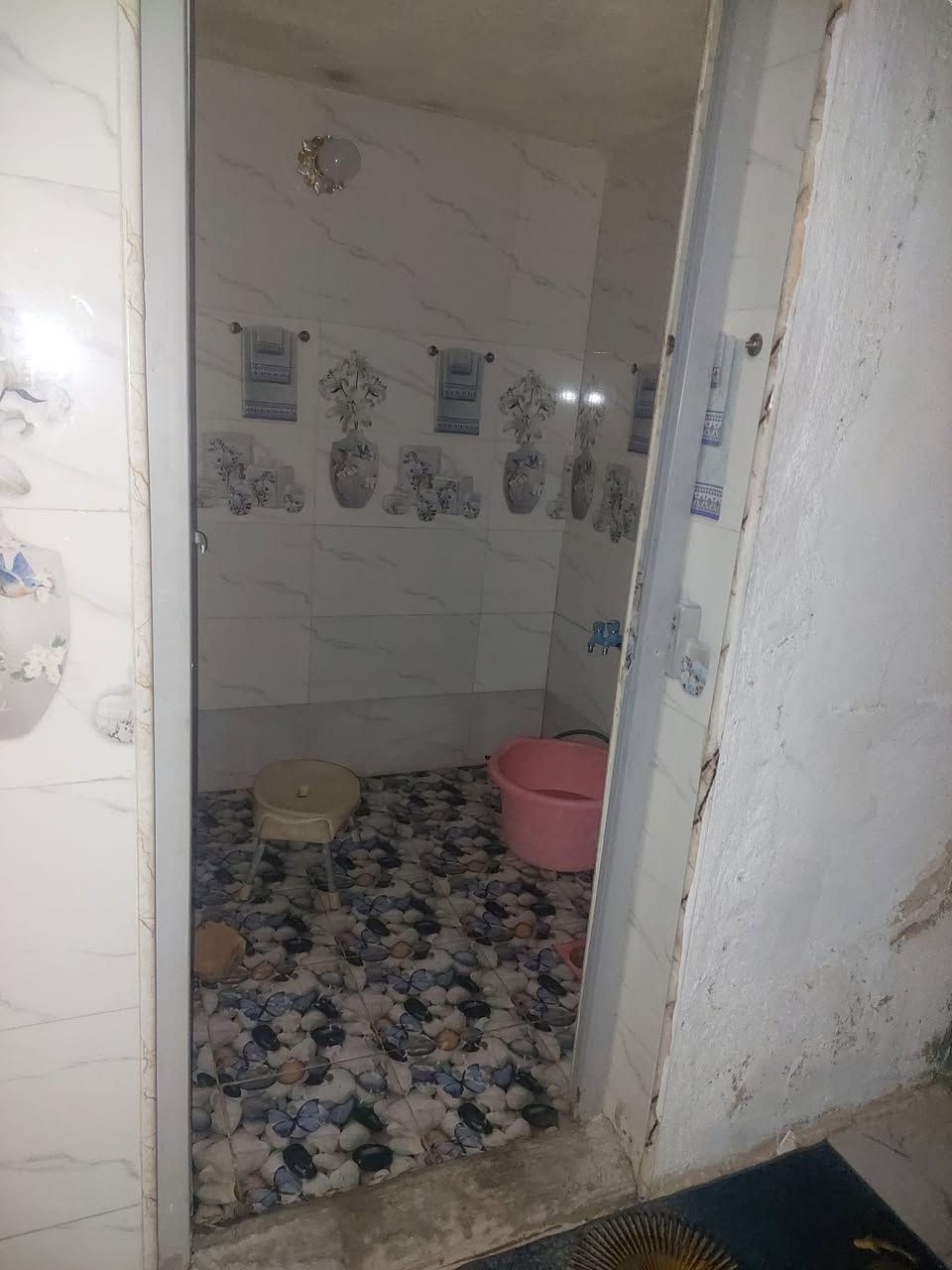 بيت ١٥٠م للبيع العنوان حله ابو خستاوي قرب شارع 100 تواصل على الرقم *********** البيت زراعي بس مكاتبه
