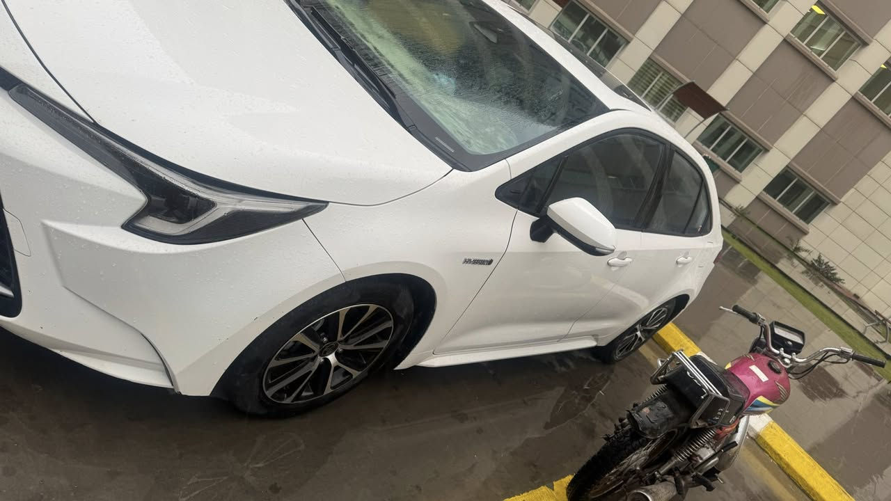 السلام عليكم
كورلا هايبرد 2024 صيني 
ماشية تقريباً 49 الف
داخل جلد 
بيها ضربة خفيفة بالكنر الخلفي جهة عكس السايق 
للاستفسار رقمي واتساب 
***********
