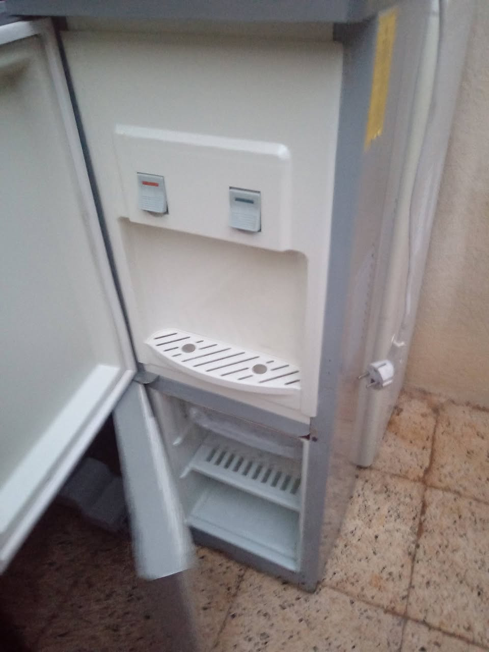 كاونتر خمس قطع بدون سنك حيل نضيف السعر 275- براد ماي نضيف السعر 50- الشراي يتصل ***********-*********** وادي حجر
