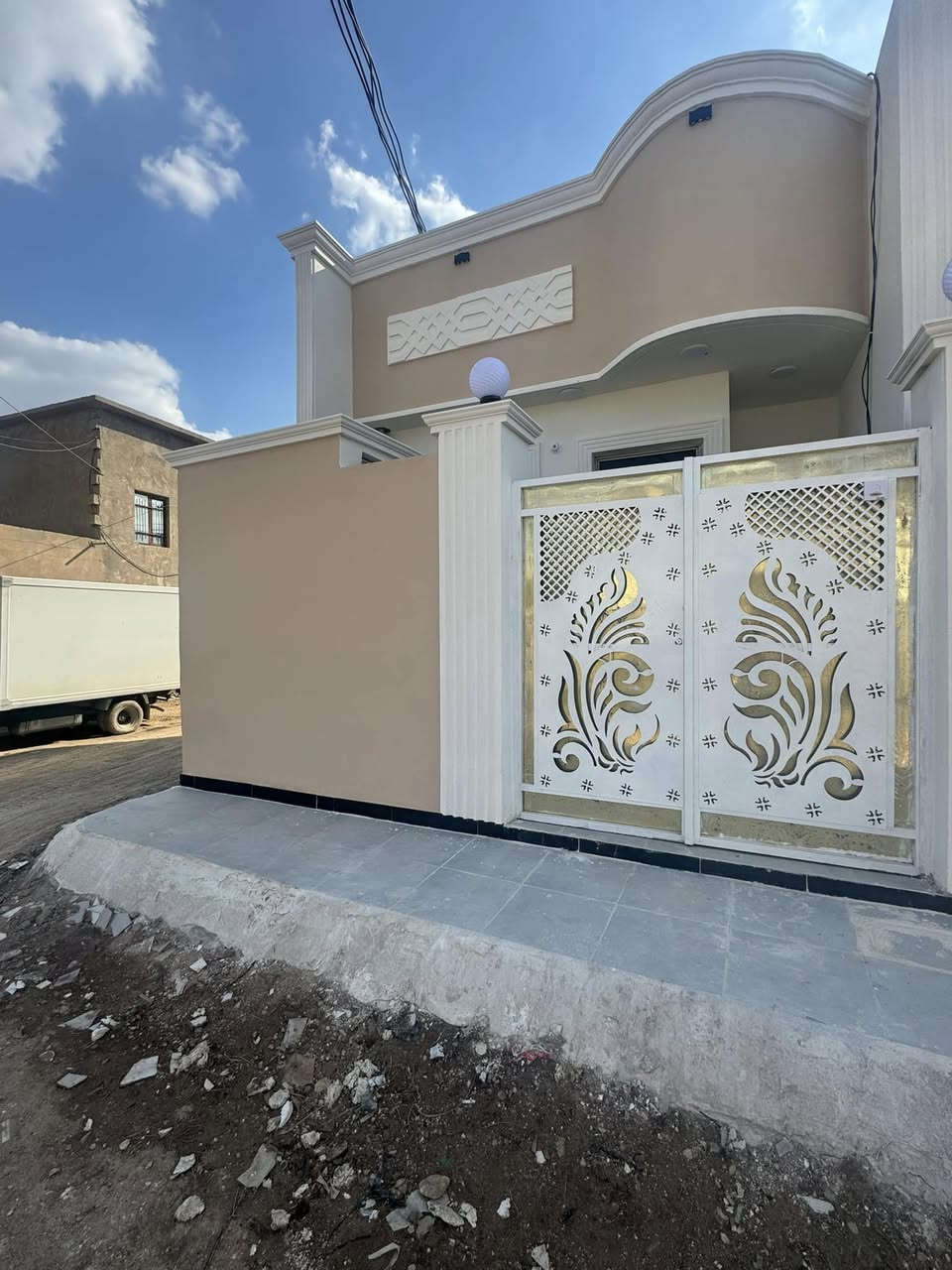 سلام عليكم
بيت للبيع مساحة 110م
يبعد عن الشارع 100م ركن عله شارعين 
يتكون من استقبال ومطبخ وصاله وغرفه ومنور وصحيات
البناء بلوك درجه أولى 
كهرباء والماء كله ضمان مفتوح مدى الحياه فول ومكفول 
العنوان الخماس مقابل المستوصف الغدير نزله بيت داور  
ملاحضه /البيت اليوم كمل /المنطقه مجاري وكهرباء 
***********
***********
