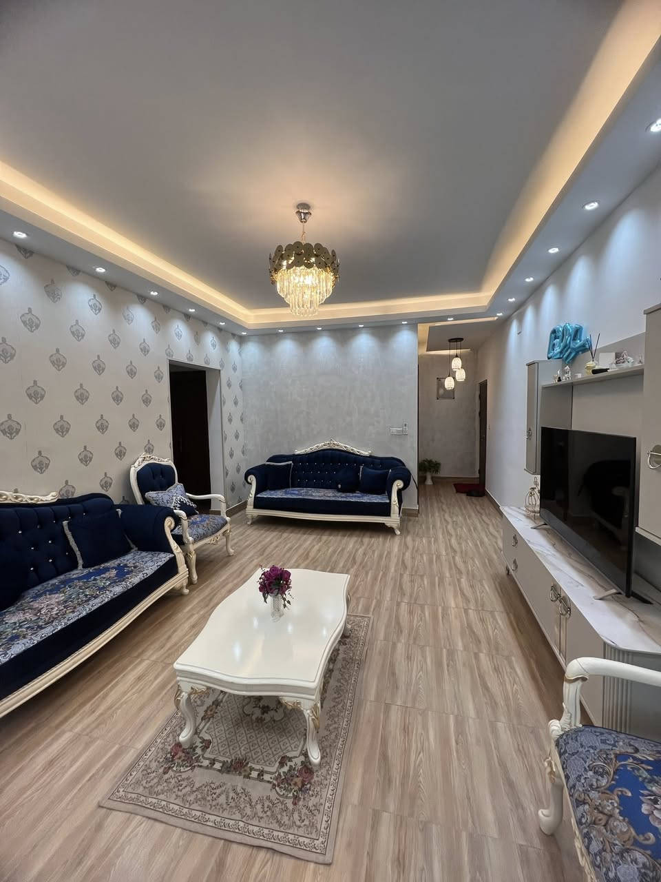 السلام عليكم شقة مساحة ٨٠ م  تتكون من غرفتين وصالة ومطخ وخدمات وبالكون طابق اول وجه على الخط السريع في مجمع زهور بغداد السكني الكائن على سريع محمد القاسم قرب الرستميه موقع حيوي مجمع كامل الخدمات
-منظومة حريق 
-باركات وقوف 
-مساحات خضراء 
-نضام سكيوريتي 
- خدمات تنظيف 
يفتقر فقط الى الكهرباء الوطنية يوجد مولدات داخل المجمع 
الشقه طابو صرف سند ٢٥ فتح بيان مباشر للاستفسار ***********
