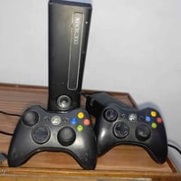 عندي xbox 360 مهكر مساحت التخزين 250 ويا يدات ثنين السعر 85 و بي مجال ...
