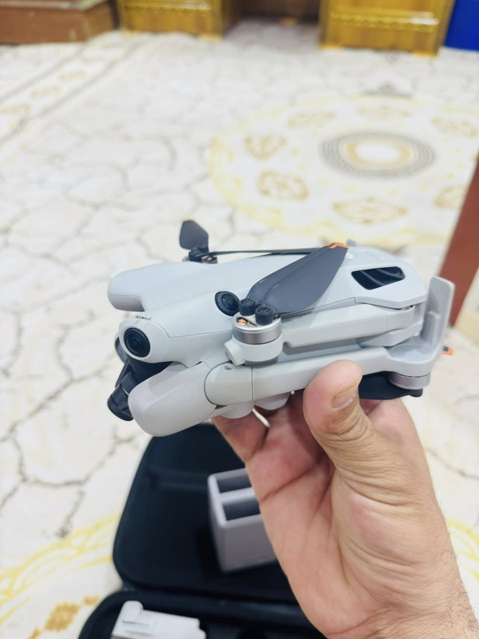 سلام عليكم ادرون مني 4للبيع مع ملحقاته. مثل مارضح بل صوره درون جديده جدن وبسعر مناسب للستفسار / اتصل على الرقم التالي***********
