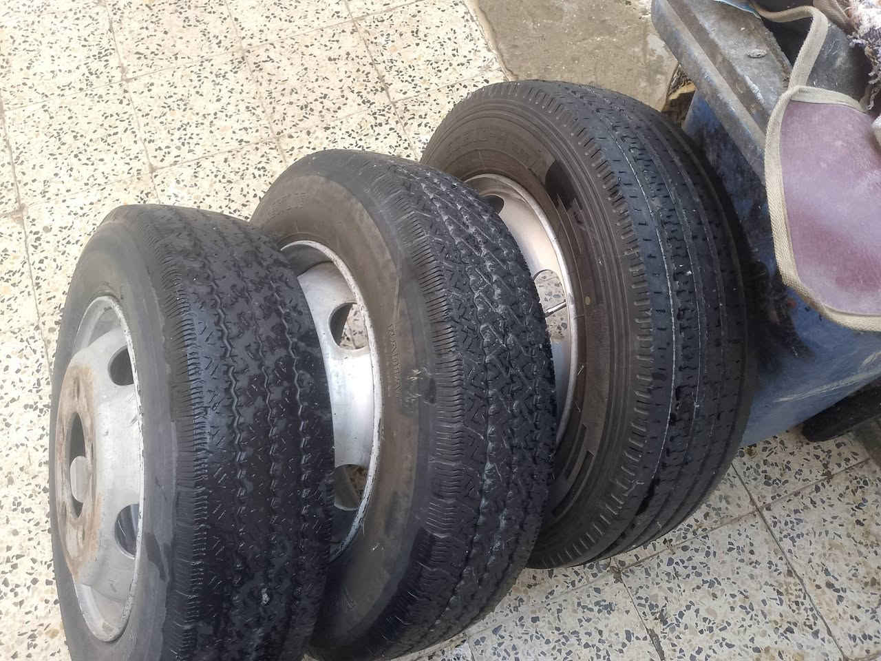 وياري للبيع 17 ونص
ثلاث تايرات وثلاثه ويانا 
مكان بغداد مدينه 
رقم التليفون***********
