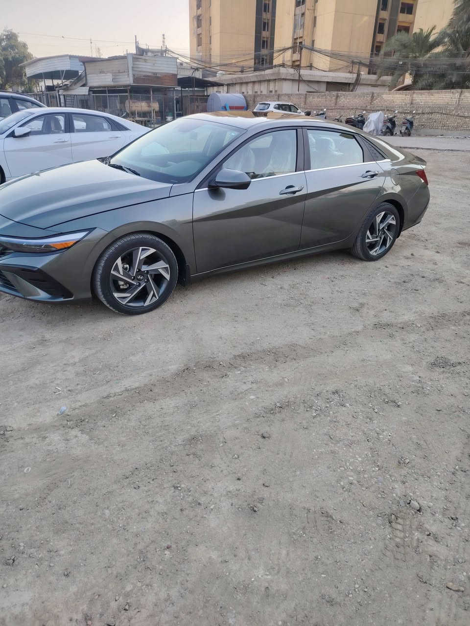 *السلام عليكم النترا ٢٠٢٥ وراد أمريكي عداد المسافه 11الف كيلو مو ميل فول مواصفات بدون حادث فقط طخه باالدوسه عكس السائق سطحي ليبل واحد حتى الدعميات*1_محرك 2000
2_رادار امامي مع جانبيات
3_ثلاث وضعيات قياده
4_سايد بريك كهربائي
5_ كامره خلفيه 
6_فتحه سقف
7_اناره سبع الوان باالدشبول
8_بك لايت متصل لد
9_تحكمات مقود 
10_تحديد مسار قياده إليه 
11_بصمه تشغيل +أبواب وصندوق 
12_شاشه متصل 
13_توقف ذاتي 
14_مانع تزحلق 
15_شاحن واير لس
16_لدنهاري
17_ نقطه عمياء
18_تدفئه باالكشنات
19_تبريد لمس
20_تشغيل عن بعد 
21_زرعرض الكامرات
22_شاشه اعطال 
العنوان بغداد الاتصال على الرقم ***********
