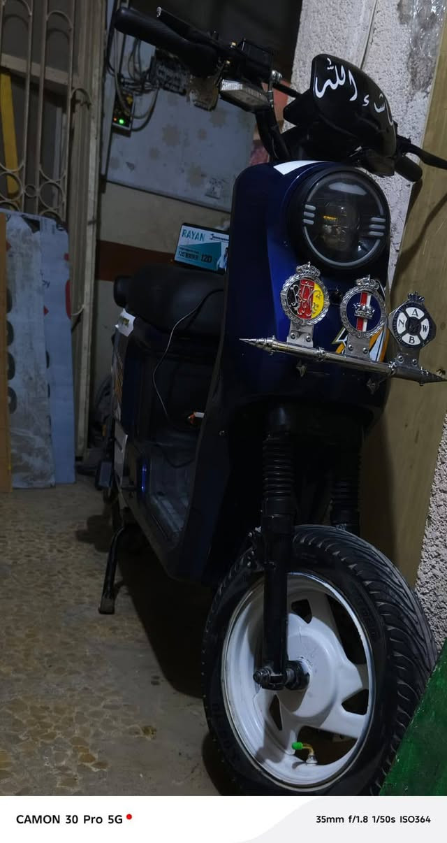 السلام عليكم
للبيع: وحش الريان R9..  معروضة للبيع دراجة R9 الريان بحالة ممتازة جداً وما محتاجة أي صرف.

🌟 المواصفات
الموديل: R9 الريان (الغنية عن التعريف بالقوة والتحمل).

المظهر: لون أزرق ملكي مميز مع ملصقات "Monster" و "Rayan" الأصلية.

إضاءة LED أمامية وخلفية (تغير ألوان) تنطيها هيبة بالليل.

الحالة: نظيفة جداً (مثل ما مبين بالصور والفيديو)، تايرات جديدة، وبطارية وشحن ممتاز.

كهربائيات شغاله من اشاير يمين ويسار ودبل اشاير انارات فيدراليات 

منفذ شحن USB مع قاعدة تليفون 

الملحقات: يجي وياها الشاحن الأصلي "RAYAN" ومفتاح وبصمة تشغيل 

جهاز انذار حماية من السرقة 

💰 السعر:
400 ألف دينار (وبيها مجال بسيط للشراي) 
للتواصل *********** واتساب... 
العنوان: النجف الاشرف حي المكرمه
