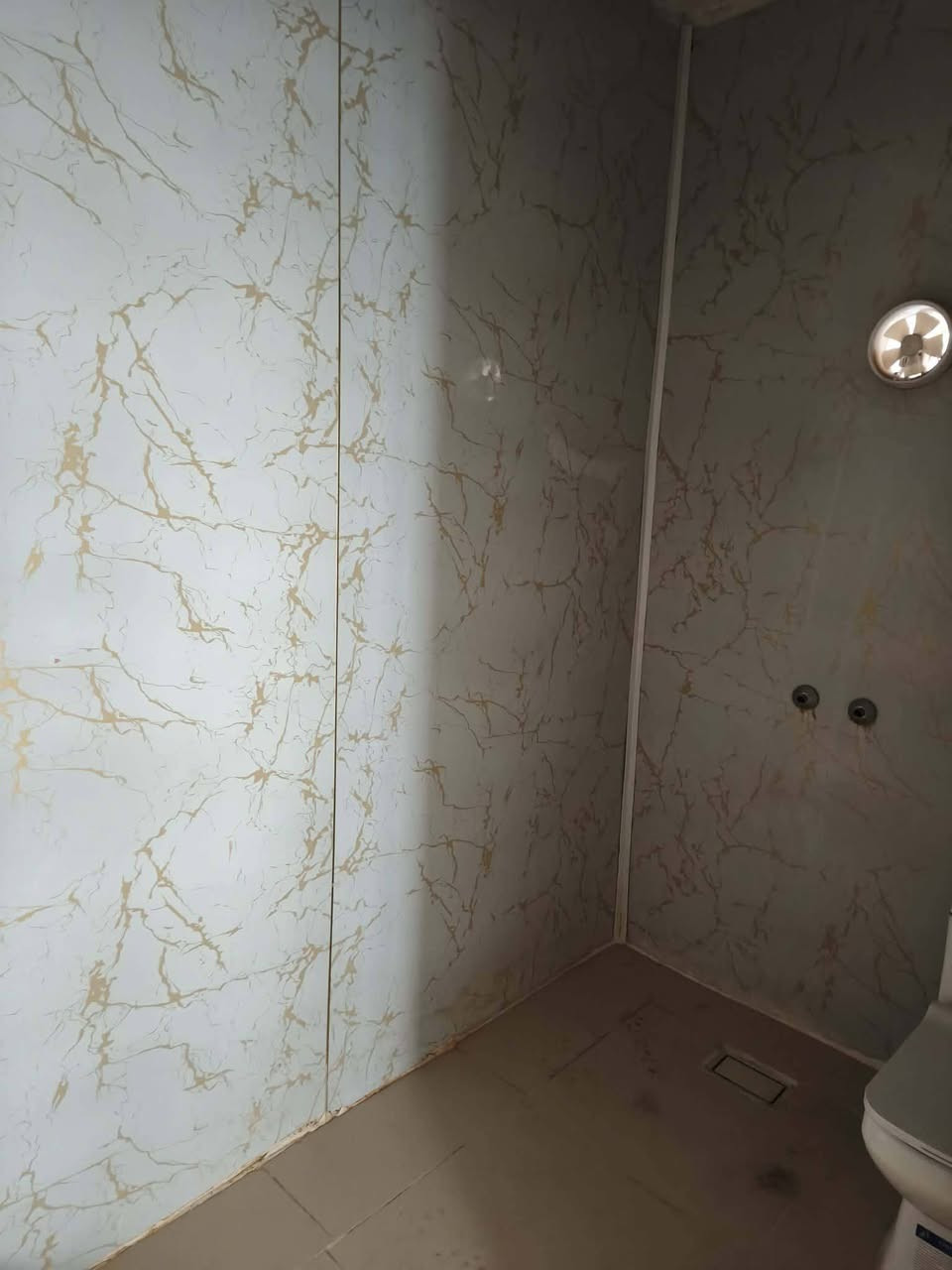 شقه للايجار 100 متر طابق ثاني تحتوي على غرفه وصاله ومطبخ واستقبال وصحيات عدد ثنين 
العنوان النجف حي العداله الفرع مقابل اسواق القلعه
للاستفسار الاتصال على ***********
