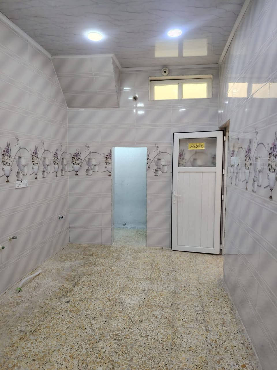 بيت للبيع 100م صب مسلح حي الوفاء منطقة 41 طابق واحد يتكون من غرفه وصاله ومطبخ واستقبال وصحيات نظيف كاشي وسيراميك السعر 108 بي مجال للاستفسار بيت بسمي
 *********** النجف, العراق
