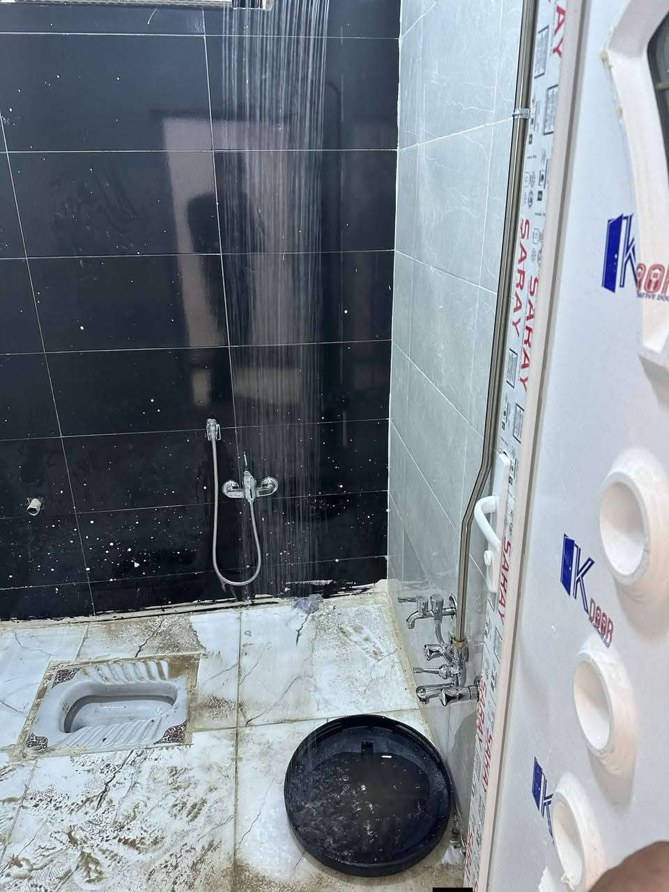 دار زراعي للبيع منطقة السبع ابكار قرب جوهرة لبنان الجديدة المساحة ٥٠ متر يتكون من استقبال ومطبخ وثلث غرف نوم وحمام عدد ٢ ومنور وبيتونة وسطح والمنطقة خدمات كاملة الاستفسار  ( *********** )
