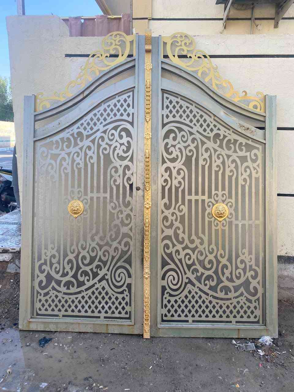 السلام عليكم باب مستعمل قليل 
مترين العرض والطول مترين و نص
 حديد ثقيل الصبغ درجه اوله 
السعر ٤٠٠ و بيه مجال حك الجيه 
اي استفسار هذه رقم صاحب الباب 
***********

