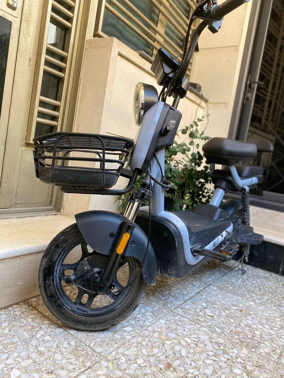 دراجه شحن مستعمل للبيع
سرعه 60
بصمتين سويجين
3سرع
5بطاريات
لايت عالي ناصي
اشاير هورن
نضام حمايه بارك
للتواصل
***********
