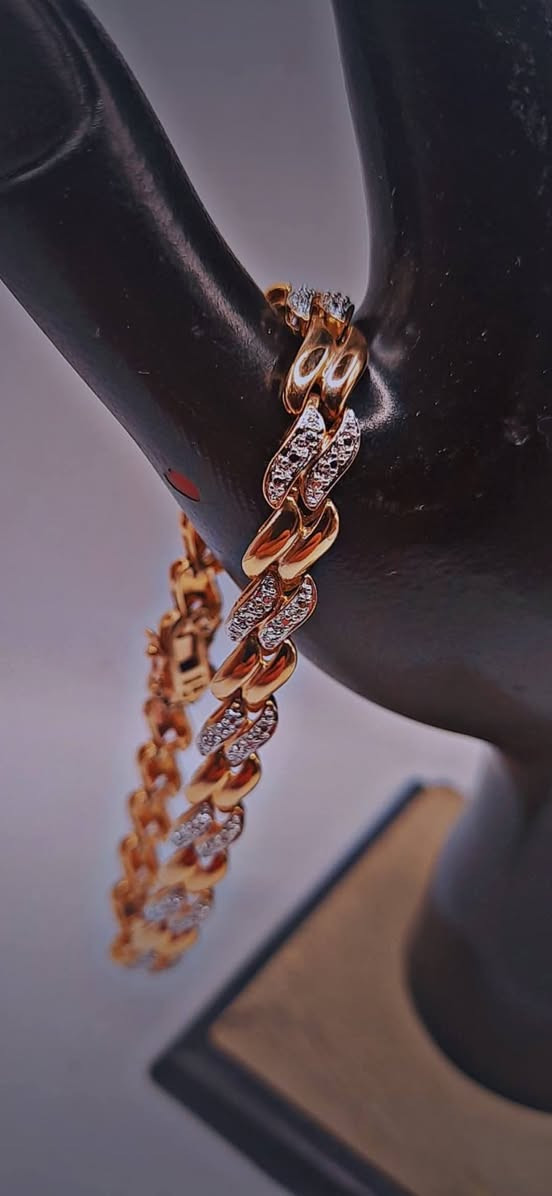 كما وعدناكم بتقديم الاميز والاندر من انتيكات و مجوهرات وتحف (الدار العالمي للانتيك ) ، سوار فضة 925 مع طلاء سميك وثابت من الذهب عيار 18 مرصعا بحبات من الالماس البلجيكي النقي ،،،
***********     واتساب &  فايبر
