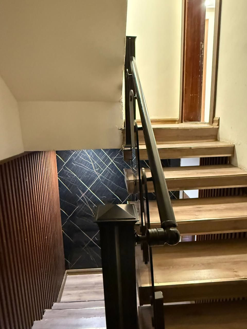 بيت ثلاث طوابق للايجار بالحارثيه محله ٢١٣، يصلح مقر شركه + سكن الاجانب ، مساحه بناء داخليه تقريبا 550 م2 بالاضافه لكراج مع طارمات خارجيه ، غرفه حراسه ، رووف وجلسات شواء بمساحه ( ٦٠ م ٢ ) شارع عريض مع رصيف عريض ، تم بناؤه بمواصفات حديثه ٦ غرف نوم سويت كبار و٣ مطابخ حار وبارد وصحيات ٥ سعر الايجار ٥٥ الف دولار بل سنه للاستفسار ***********
