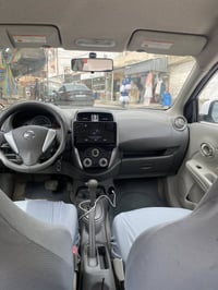 نيسان صني ٢٠٢٢ بدون دعم وصبغ رقم وسنوي جديد السياره مال بيت بدون اي نق...