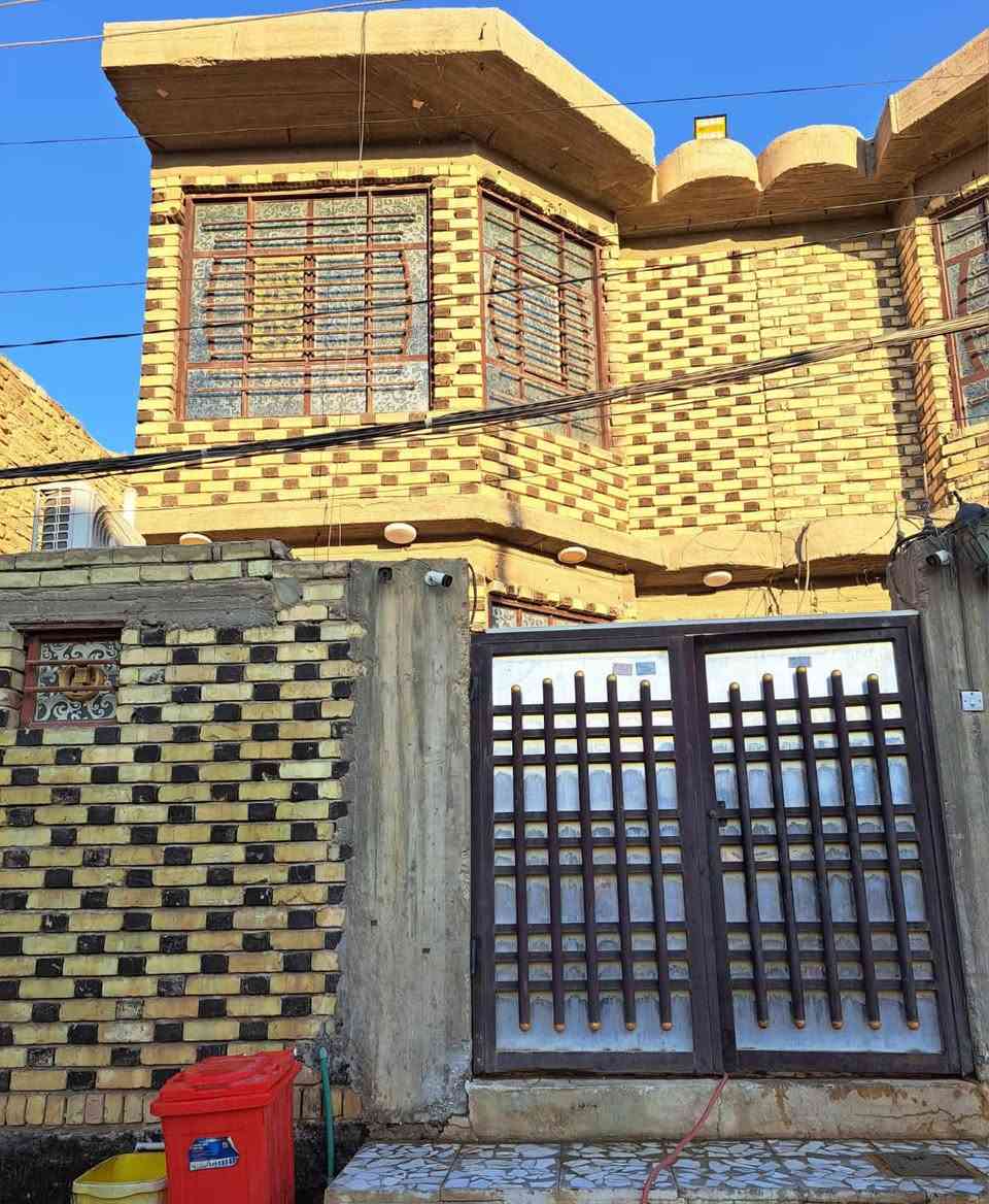 الدار للبيع بناء درجه اولى سنه 2020 في منطقة حي المهندسين المساحه: 100متر الواجهة 5متر  ونزال 20متر.  
الدار طابق ونص يتكون من استقبال وصاله ومطبخ وغرف عدد 2 وصحيات عدد 2
للاستفسار الاتصال على الرقم ***********
