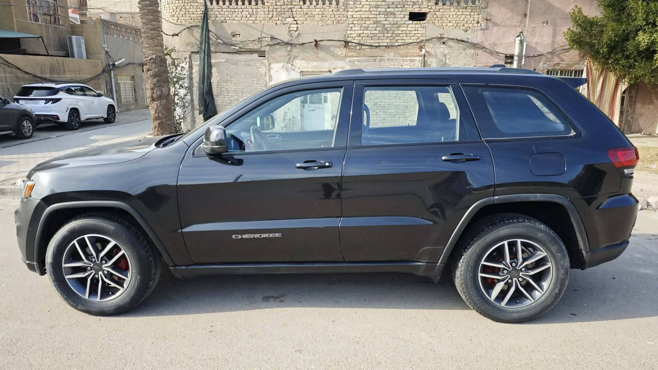 السلام عليكم 
جيب كراند شيروكي بلاك ادشن
موديل 2016 
* محرك V6 3.6
* دفع رباعي 4x4 
* المقاعد الأمامية كهربائية .
* المقاعد الأمامية تدفئة .  
* تدفئة ستيرن . 
* فتحة سقف .
* شاشه كبيرة مع GPS . 
* لايت led مع بروجكتر  . 
* تشغيل عن بعد .
* صندوق كهربائي .
* حساسات خلفية .
* كاميرا خلفية .
* مرايا متحسسه للضوء العالي مع تعتبم تلقائي . 
* محدد سرعة . 
* نظام بريك اوتماتيكي ( Auto Break System ) .
* المسافة المقطوعة (160 الف كم) 
———————-
* السعر ( 185 )
مكان السيارة بغداد الشعلة
سونار السياره مرفق مع صور الحادث
هاتف *********** متوفر واتساب
