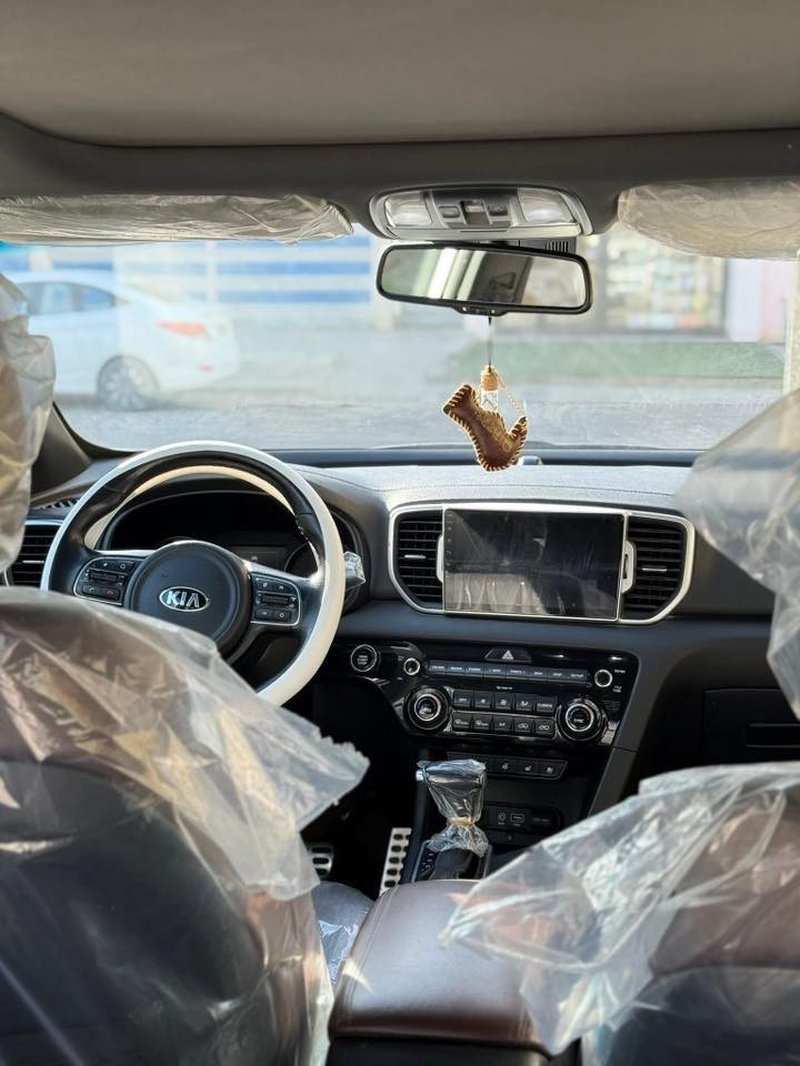 السلام عليكم سبورتج 2018خليجيه
جيتي لاين فول الفول 1/1مواصفات معروفه محرك 2400 السياره بيها طخه خفيفه ب الباب مال الجنطه وطخه بالدعاميه الخلفيه السياره ماشيه 90 الف 
العنوان شارع فلسطين للاستفسار الاتصال ع هذا الرقم ***********
