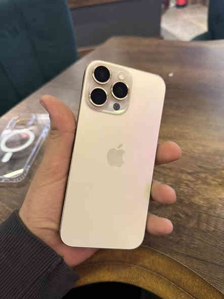 ايفون 16 برو ماكس 
دبل سيم ZA
ذاكره 256
بطاريه 90 
نموذج M
نضافه 95
الجهاز مامفتوح شرررط ضد الماي بس بي هاي الشخطه وبشرط ضمان ماعليها شي عنوان موصل ايمن سعرو 1150 
***********
