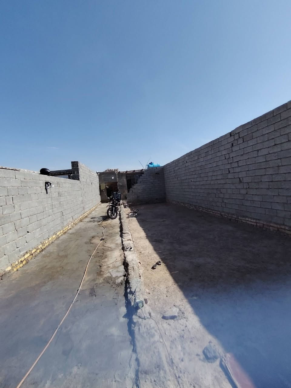سلام عليكم بيت للبيع مساحه ٢٢٥م  مكانه شارع كربله عمود ١٢٥ طريق ياعلي يبعد عن شارع كربلاء ٨٠٠ متر تبليط للباب  مشمول بقرار ٣٢٠  طابو  ٣٥ سعر ٢٠ وبي مجال ***********
