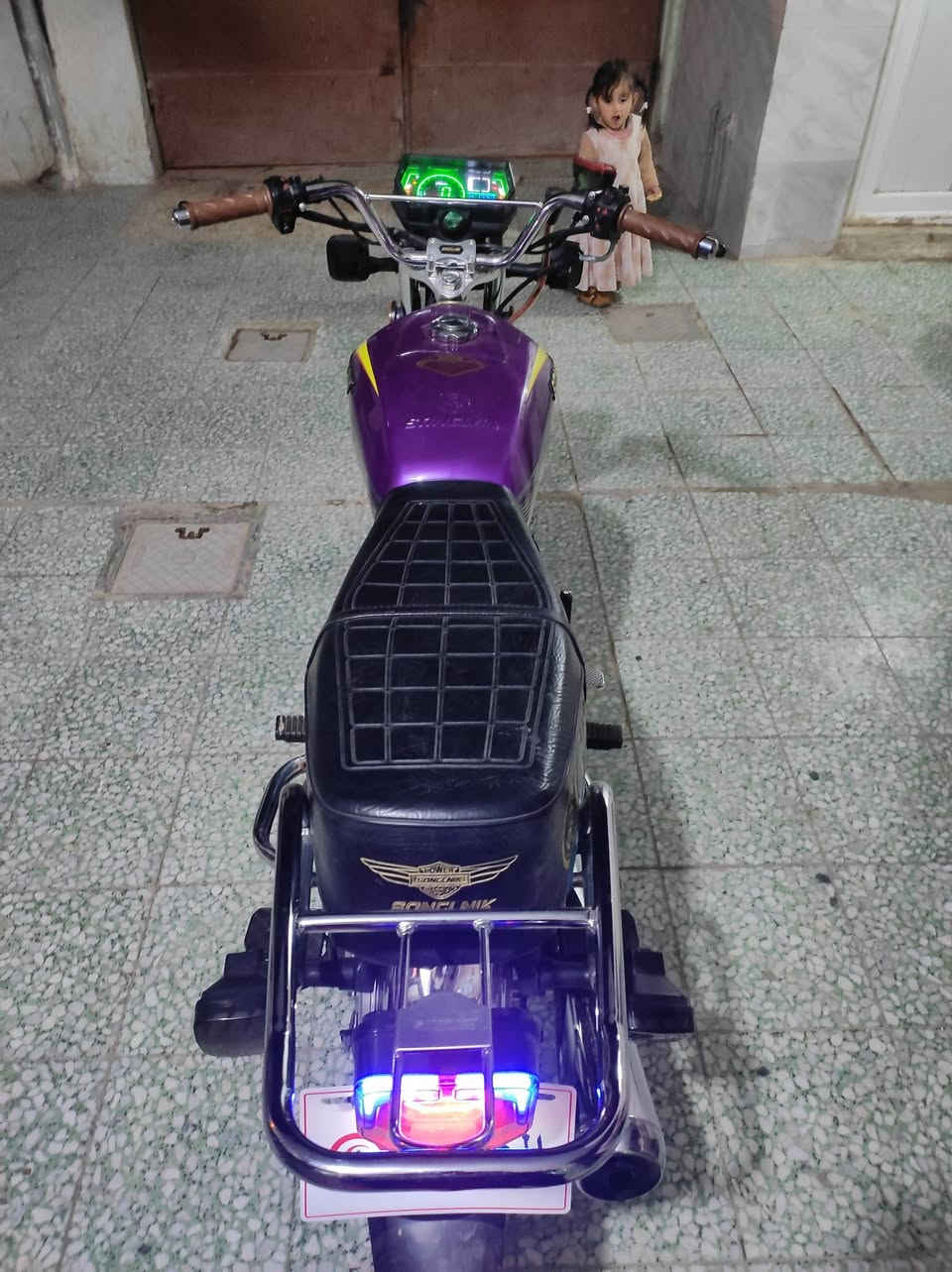 السلام عليكم دراجه سيفان 5 كير موديل 2025 اوراق كامله صار لها طالعه من المعرض شهر دره استعمال قليل بصمه تشغيل عن بعد دشبولها الكتروني دراجه مكفوله كفاله عامه مكان كربلاء طويريج رقم الهاتف *********** اخوان الشرايبي خير ويتدلل يتصل السعر 730 مستعجل على بيعه اتصلوا بخير وتدلل
