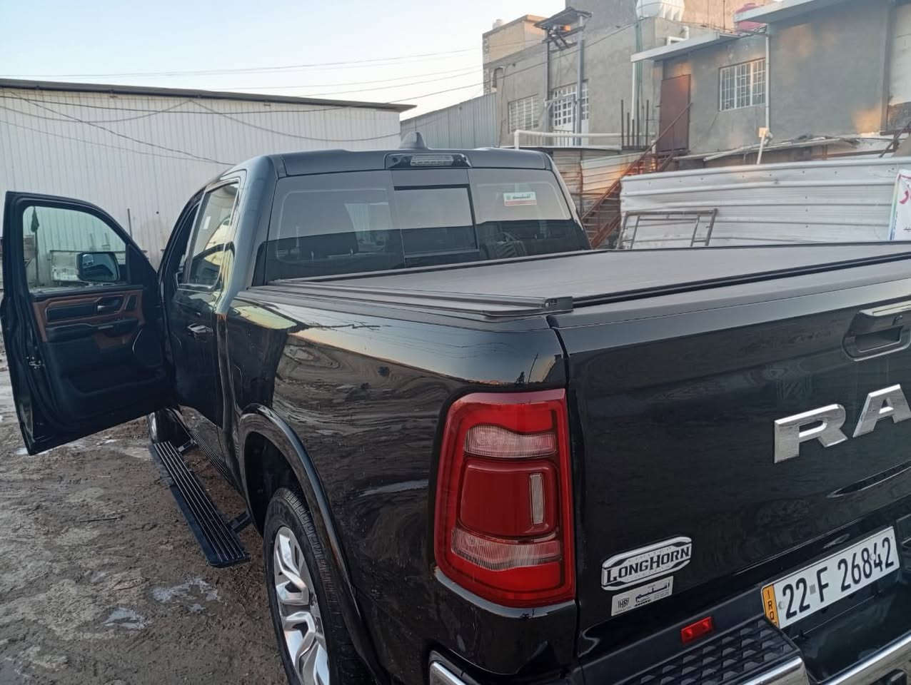 السلام عليكم 
دوج رام 2023 وكاله خليجي مكفوله كفاله 
رقم اربيل باسمي تحويل ثاني يوم 
فول مواصفات 1/1 
ماشيه 29 الف 
شنو المواصفات البالك بيها البدي سلايد عل الريموت 
مكان السياره بغداد 
لاستفسار خاص 
او الاتصال على ***********
