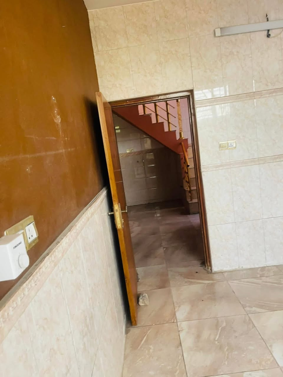 دار للايجار في حي القاهرة المعلمين.                        يحتوي على 3 نوم وصالة وخدمات  مساحة 90 متر حديث سعرة 900 وبي مجال.     ***********.
