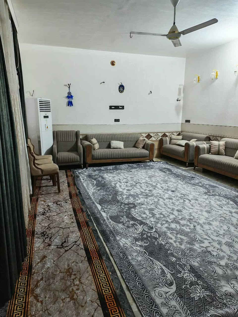 بسم الله الرحمن الرحيم
دار للبيع مساحة ٢٠٠ م ركن مقابل متنزه الدار طابقين بناء حديث يحتوي الطابق الأول على استقبال ومطبخ و غرفتين نوم وصالة وصحيات داخلية وخارجيه ومناور وطارمة والطابق الثاني مهيكل يحتوي على غرفتين نوم نظام سويت وصالة لكنه غير مكتمل نقص كهرباء ولبخ لمعرفة السعر اتصل على الرقم *********** او واتساب
