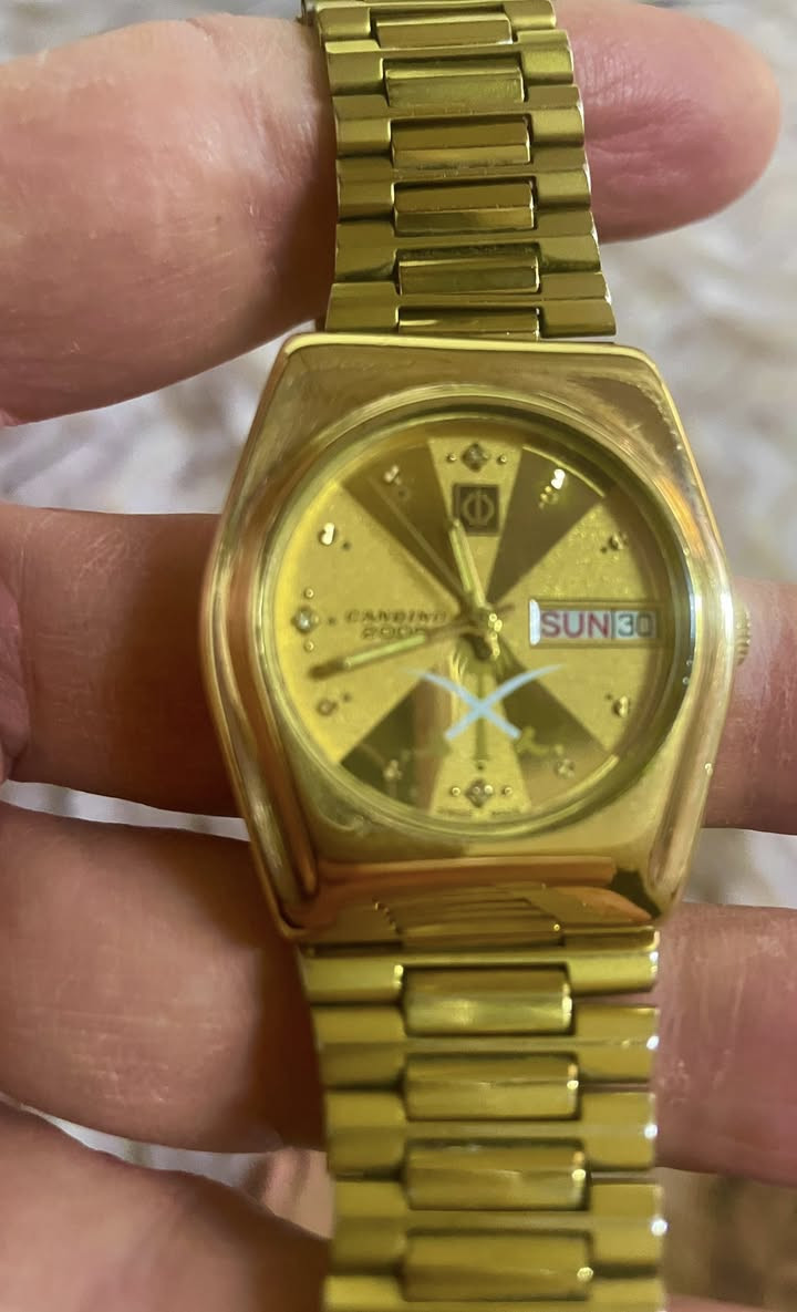 ساعة كاندينو (candino) 2000 صناعه سويسرية اوتماتيك 
الهيكل والسوار طلاء ذهب ثابت
(Cold  blated)
نافذه لعرض التاريخ اليومي والشهري 
ويرمز السيفين والنخلة كشعار إلى المملكة العربيه السعودية
القطر 34-38 ملم
وقت مضبوط جداً جداً
السعر 200 ألف 
للمهتم خاص ***********
المكان كركوك يوجد توصيل
