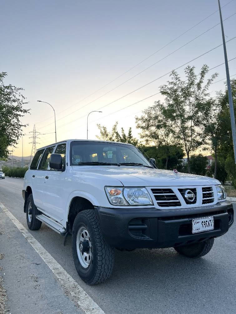 بسم الله الرحمن الرحيم
نیسان پاتڕۆڵ ۲۰۰۳ ناو سپی 200kmهەزار ڕۆشتوە 
هەموو گیانی لەسەر دەقی شەریکەیە، چوار تایەی لۆک ، شاشە ئایپاد و بلوتوس، بەطانە و شانسی و دەرگای دواوەشی ساغ ساغە بە شەرت درزیشی نەبێت ، هەموو کوشنەکانی وەک شەریکە ماوەتەوە جلد و بێ تەقیوی و دڕاوی لۆک لۆکە ،دوگمەی عەیاری لایتەکانیشی ئیش دەکات ، لە دەعامی پێشەوە بۆ دەعامی دواوە هەزار دینار مەصرەفی تێدا نیە الحمداللە،  هەتا بڵێی بەقوەت و کێشی خۆشە ، ئاڕمی هەولێرە   .پێنجوێن.
***********/*********** السليمانية, العراق
