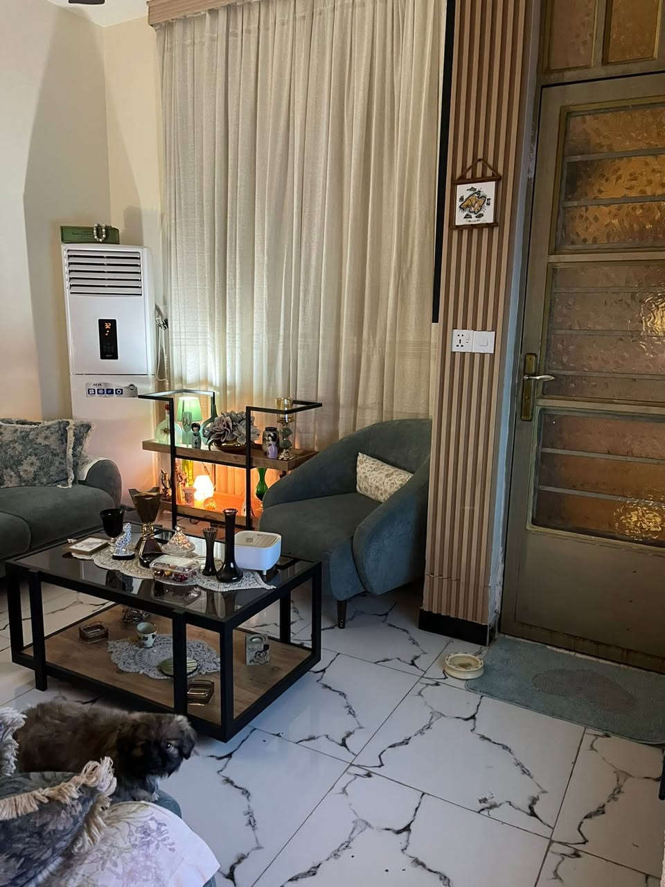 السلام عليكم
يتوفر مشتمل للبيع 
مساحه40متر  
واجهه4.25 
البيت جاهز للسكن 
الطابق الارضي 
طرمه
استقبال 
ومطبخ وخدمات 

طابق ثاني 
غرفتين نوم وخدمات 
طابق الثالث 
غرفه نوم 
بغداد الجديده شارع المسبح 
قرب الطاحونه 
للاستفسار الاتصال على الرقم
***********
