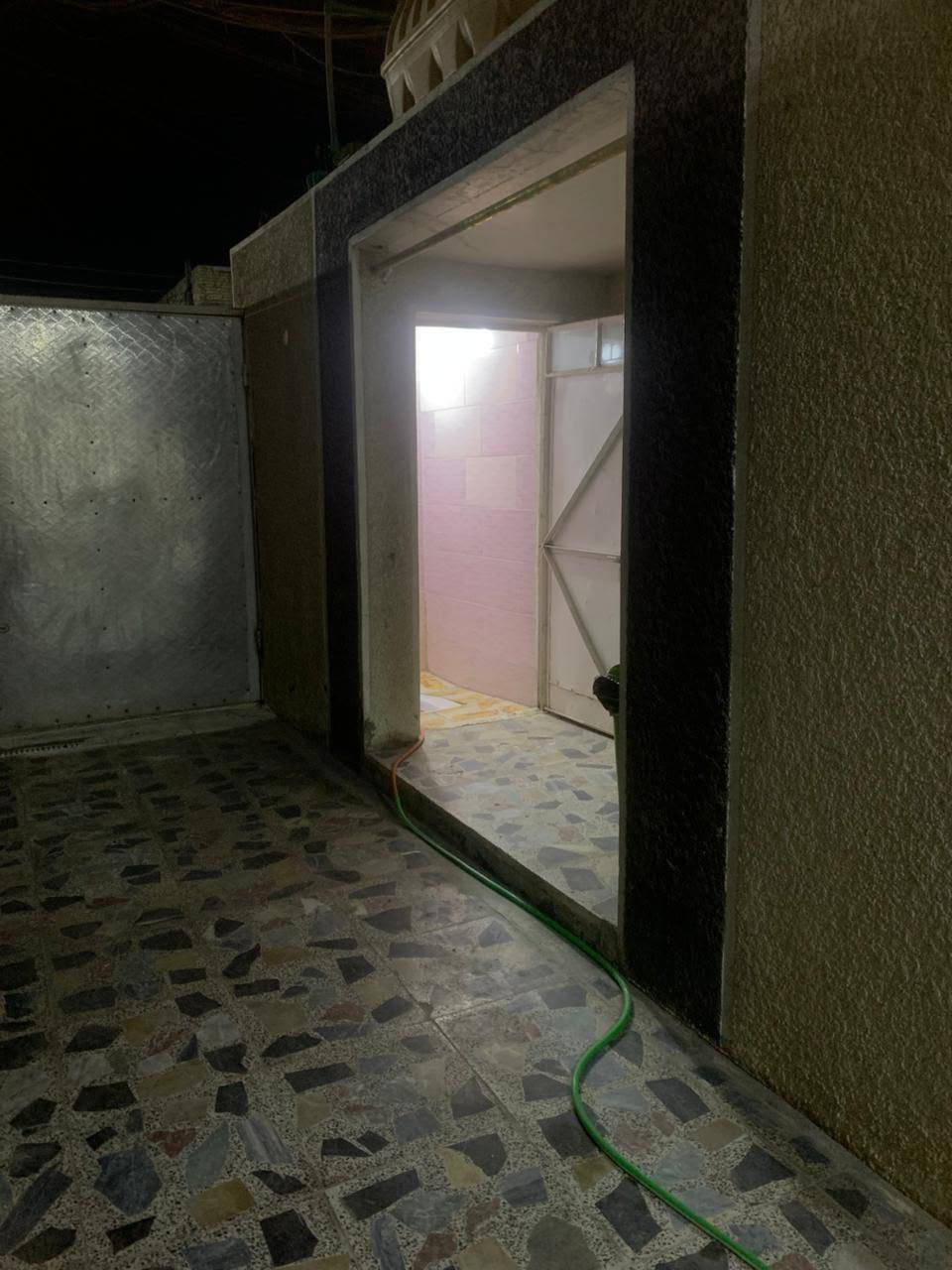 السلام عليكم دار للبيع مساحته ١٢٥ متر واقع حال الواجهة ٥ والنزال ٢٥ 
طابو صرف يحتوي ع طابق ارضي استقبال ومطبخ وغرفة نوم وخدمات
وطابق الثاني ٢غرف وصحيات العدد 2 سويت كامل  في منطقة الشعب الديوان الرئاسة سعر 175 بي مجال لتواصل ع واتساب ***********
