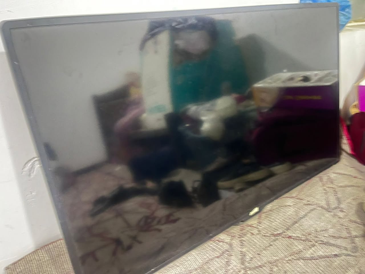 سلام عليكم شاشة حجم 43 تشتغل وشاشة حجم 55 عطلانة للبيع ثنينهن تواصل *********** مكان نجف
