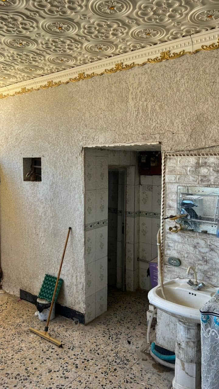 بيت للبيع حي الامام الصادق خلف المستوصف 125متر مربع طابقين عكادة يحتوي على 4 غرف السعر 92 وبي مجال الاستفسار ***********
