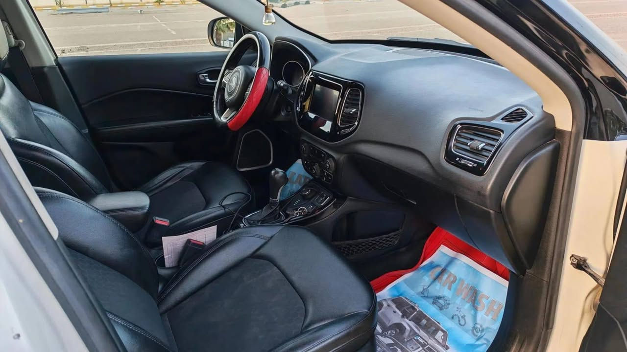 السلام عليكم
جيب كومباس 2019
ماشية 109 الف/كلم
لون ابيض
سقف اسود بلادي
محرك ٢٤٠٠ 
تبريدقطعتين 
شاشه 
حساس اطارات 
ويل كب 
كرسي سائق كهرباء
تحكم استيرن  
كروس سرعه 
مثبت سرعه  
قياده ذاتيه
توقف ذاتي
كامرا خلفية
السعر 135 ورقة وبيه مجال بسيط
وبعد بيهه هواي مواصفات
وبالعافية عالشراي
***********
بغداد غزالية او دورة
