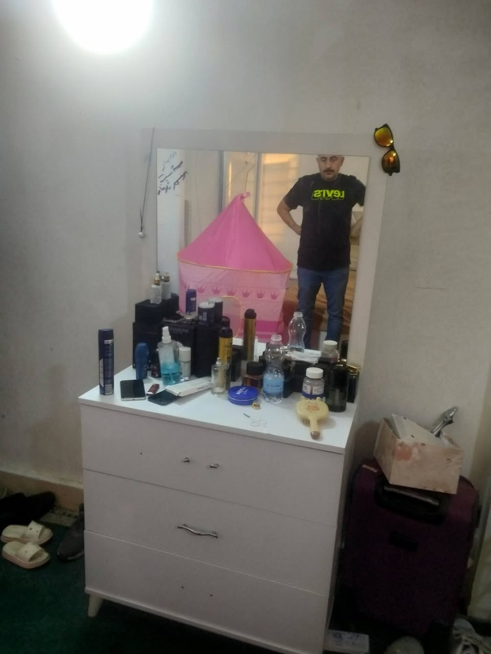 غرفه تركيه للبيع كنتور 2 كومدي ميز تواليت وبس العنوان شقق زيونه للاستفسار *********** السعر 200 الف وبيه مجال
