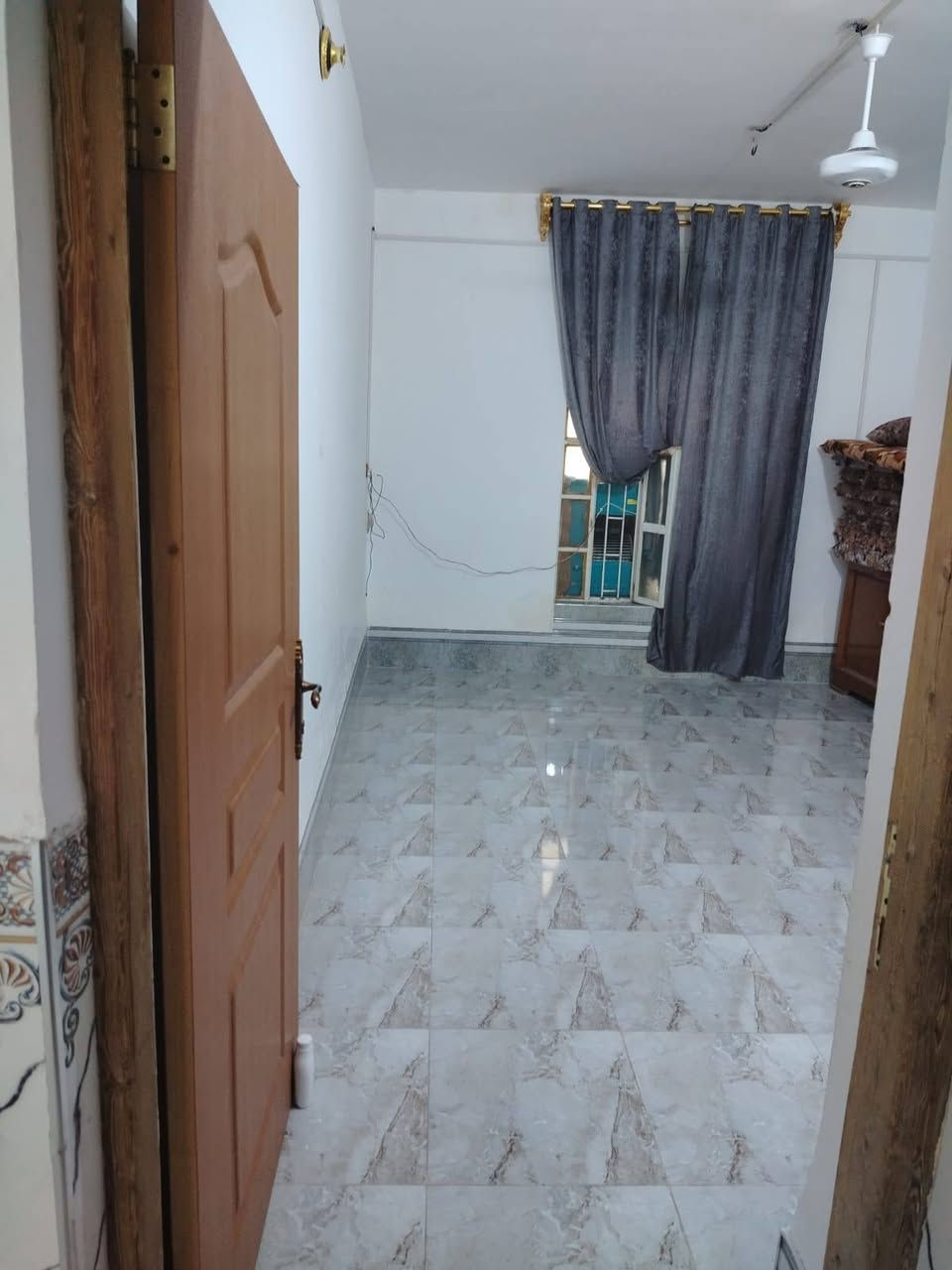 السلام عليكم ورحمة الله وبركاته
🏡 دار للبيع (تجاوز – مفوض الطابو)
📍 الموقع: حي البكر الغربي، على شارع (20) الحلولي، قريب من المنتزهات، بموقع مميز جداً يصلح للسكن أو للاستثمار التجاري.
📐 المساحة الكلية: 270 متر².
🔹 المواصفات: • غرفة (6×5) م. • غرفة (5×4) م. • صالة كبيرة. • مطبخ (5×4) م. • صحيات داخلية وخارجية. • سيراميك درجة أولى للأرضيات والمطبخ والحمامات. • الدار منفذة بعناية وجودة عالية. • مرتفعة عن مستوى الشارع. • كراج واسع. • يوجد أساس جاهز لديوانية مع هول وكوريدور.
💰 السعر: 35 مليون دينار (قابل للتفاوض بالمعقول).
📞 للاستفسار: ***********
🌹 الرجاء مشاركة المنشور ليصل إلى المهتمين، ولكم جزيل الشكر
