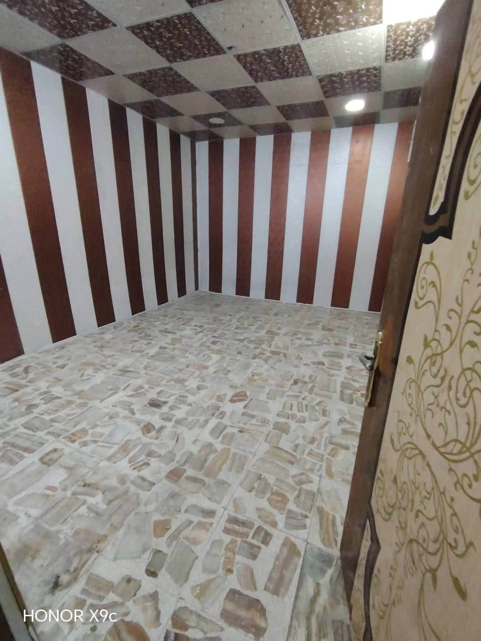 دار للرهن المساحه 200 متر في حي ميسان شريط حي ميسان قطاع 73 يحتوي على اربع غرف وصالتين ومطبخ واستقبال وصحيات داخليه وخارجيه نضيف البيت سنه قابله للتجديد سعر الرهان خاص للاستفسار والطلب الاتصال على الرقم التالي الكوفي للوساطة العقاريه ***********
